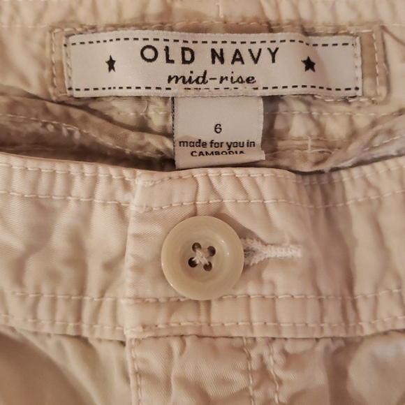 Old Navy Mid Rise Shorts - Picture 3 of 3